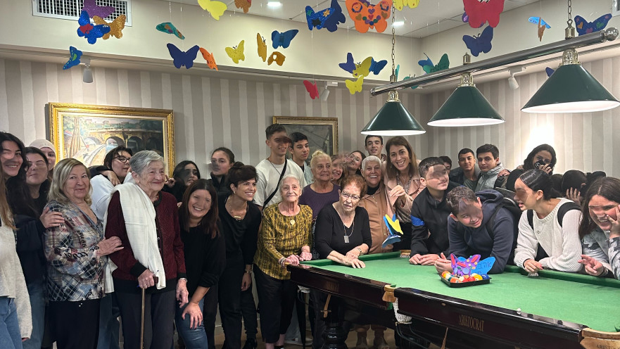 דיירי בית גיל הזהב שמבלים עם הילדים המפונים