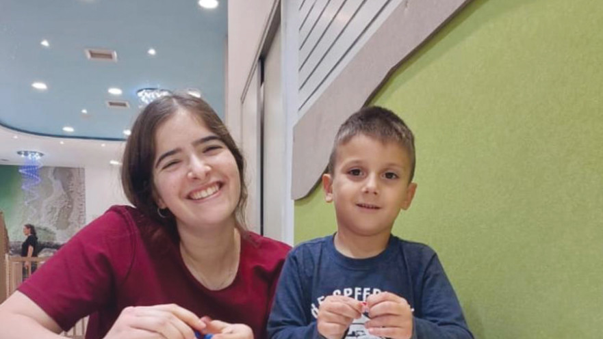 הילד נהוראי שאולוב עם המדריכה נחמה ארמן
