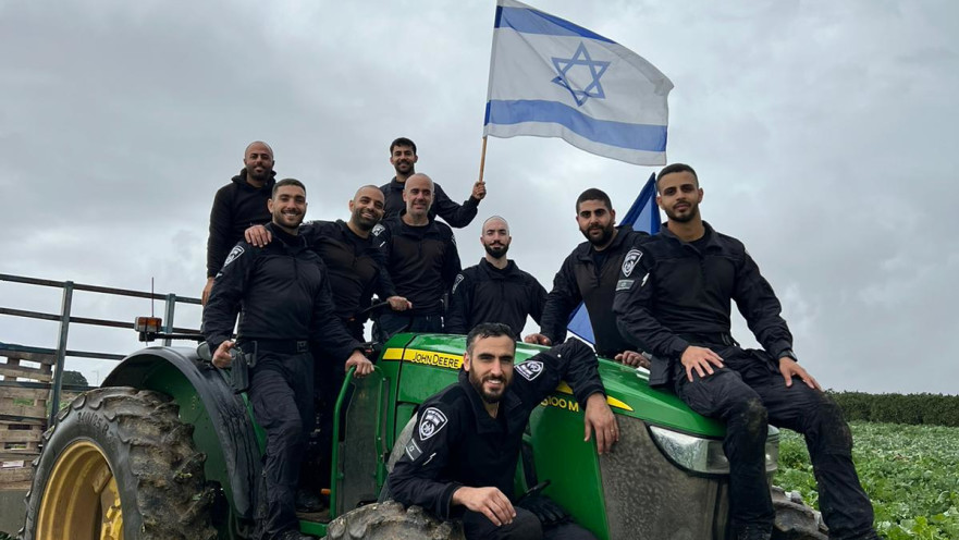 לוחמי יחידת יס"מ עמקים במחוז הצפוני מחבקים את חקלאי הדרום