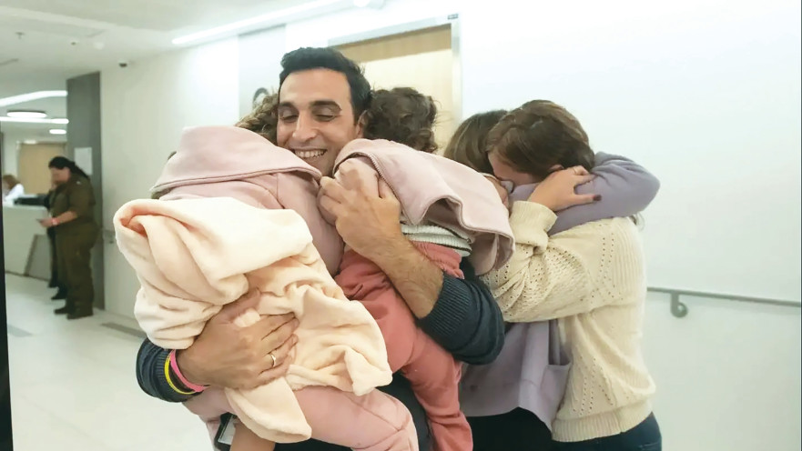 יוני אשר פוגש את אשתו דורון ובנותיו רז ואביב בבית החולים