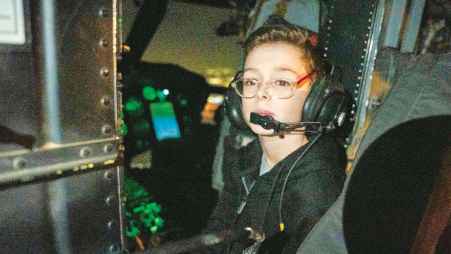 אוהד מונדר במסוק שהוביל אותו לבית החולים "שניידר" 