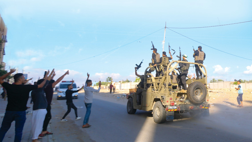 חמושי חמאס ופלסטינים מהרצועה חוגגים עם שלל של ג'יפ צה"לי, ב-7.10