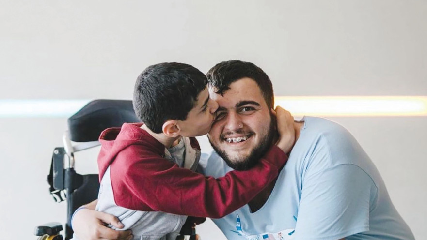 אליעד ואחד מילדי להושיט יד