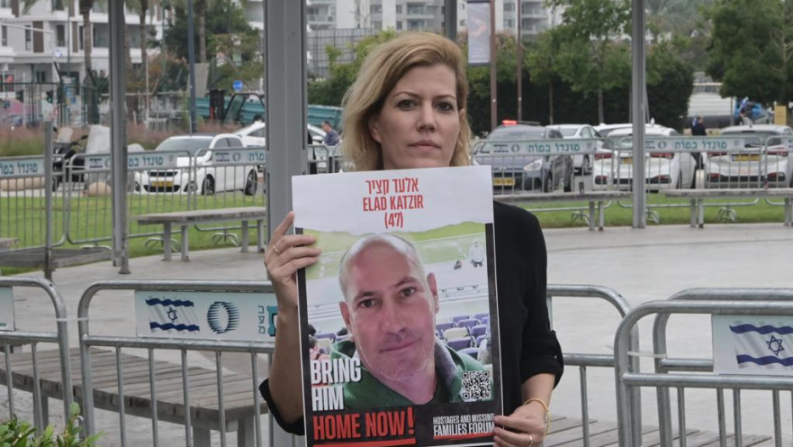 כרמית פלטי קציר, שאמה חנה קציר שוחררה משבי חמאס ואחיה אלעד עדיין חטוף, נפגשה עם קבינט המלחמה