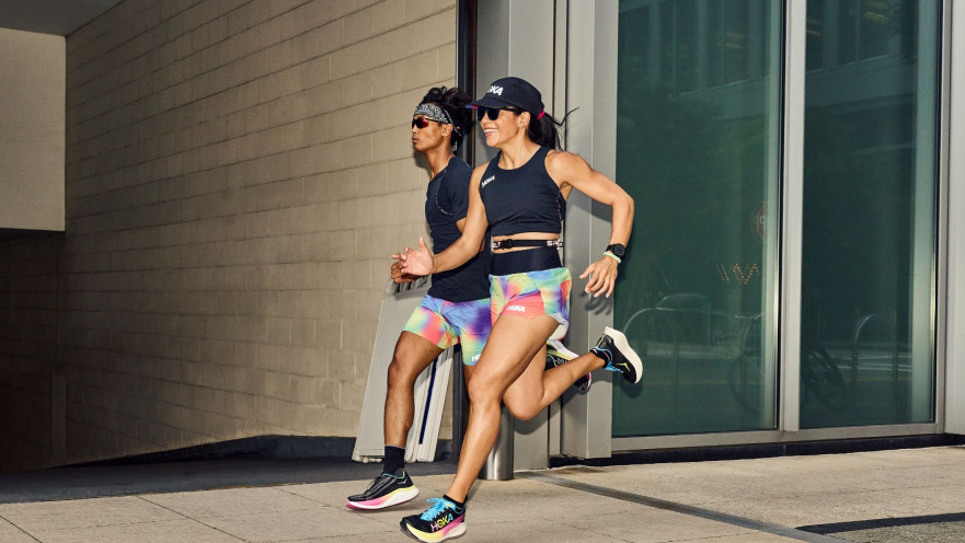 קולקציית ביגוד של המותג HOKA 