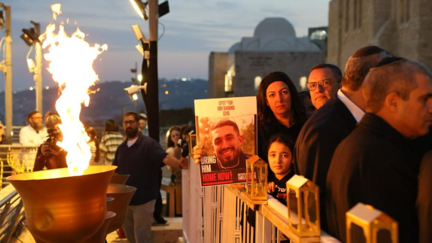 הדלקת נרות עם משפחות החטופים