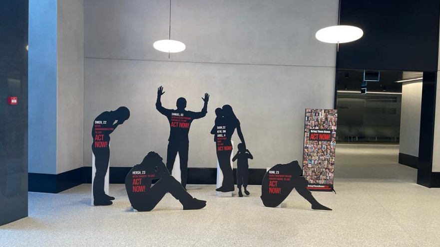 מיצג שהוצב הבוקר במשרדי הצלב האדום בתל אביב