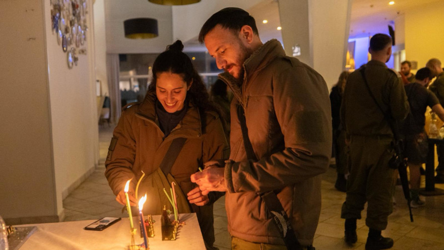 מדליקים נר רביעי של חנוכה. חיילי פיקוד העורף