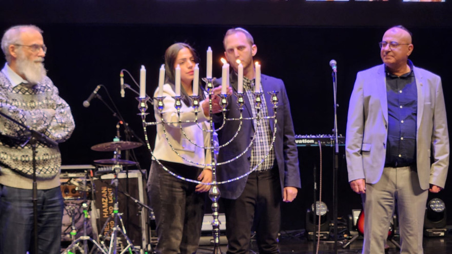 הדלקת נרות מרגשת 