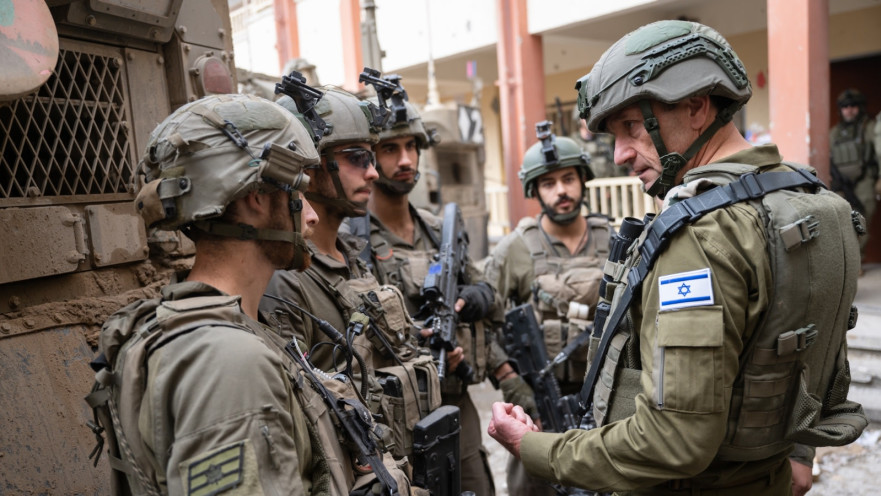 הרצי הלוי עם לוחמי חטיבת גולני בסג'עייה ברצועת עזה