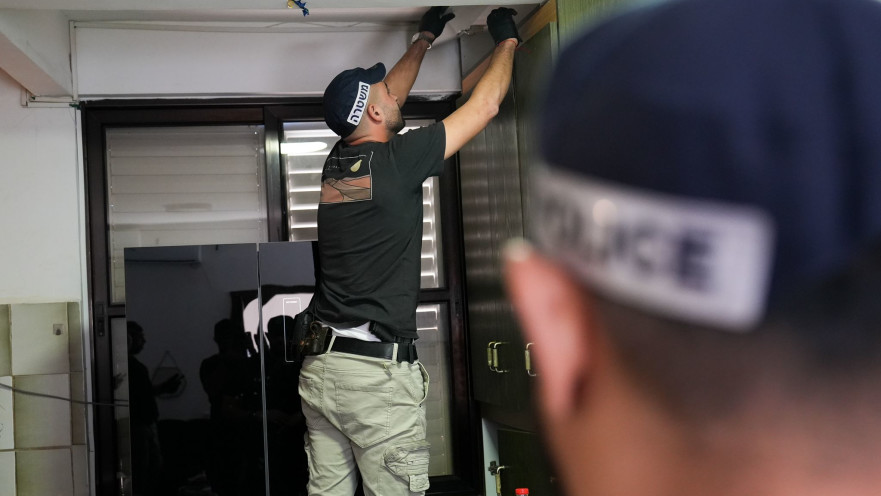 פשיטה על ביתם של גורמים עבריינים במחוז גוש דן בגין אלימות