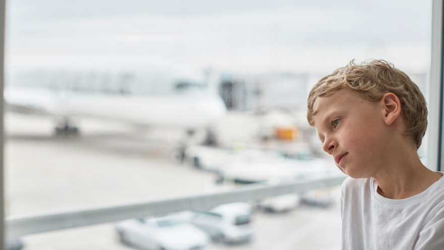 בן 6 הוטס בטעות לשדה התעופה הלא נכון