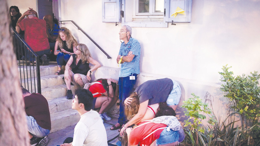 אנשים מסתתרים בזמן אזעקה