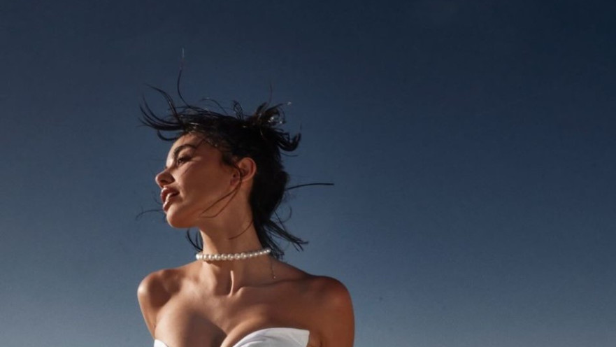 השמלה המקורית של קסם אותה העתיק לטענתה מעצב מוכר 