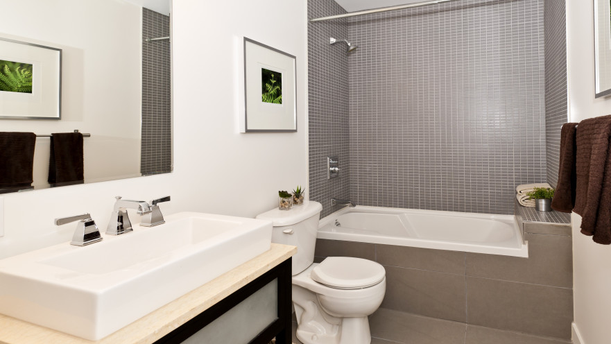 נותרה בהלם ממה שמצאה בחדר האמבטיה של הדייט