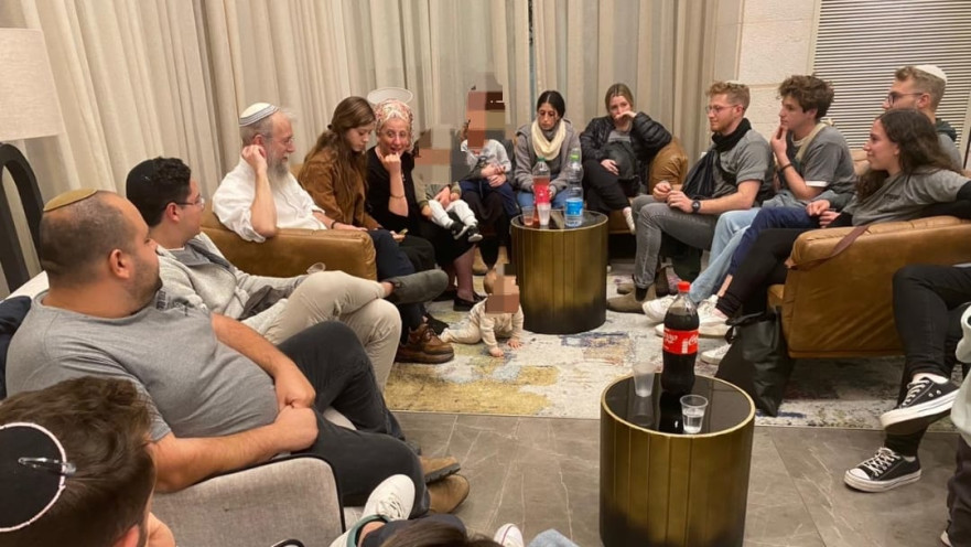 צוות קליין עם משפחתו של אלחנן