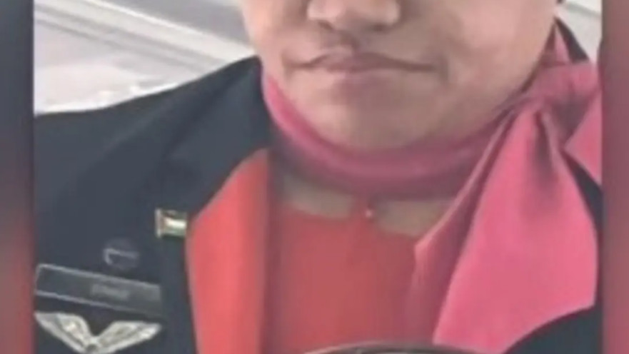 צוות הדיילים ענק סיכה של דגל פלסטין על המדים