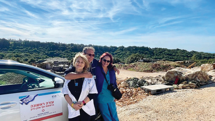 ד״ר סיון גושן, פרופ׳ דורון הלפרין ואחות חדר ניתוח סילביה עד אל 