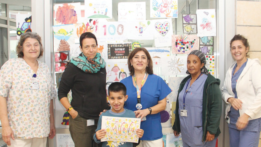 ילדי וצוות בית חולים אלין ליום ה-100 צילום 