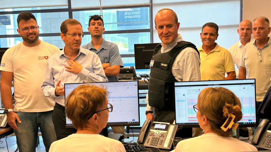 הנשיא הרצוג מבקר בעמותת "לב אחד"