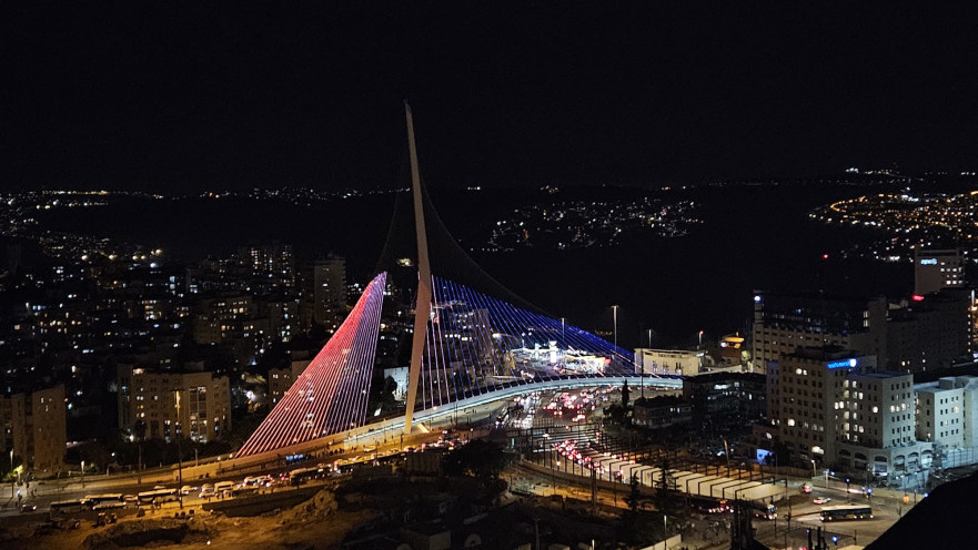 גשר המיתרים צבוע בכתום