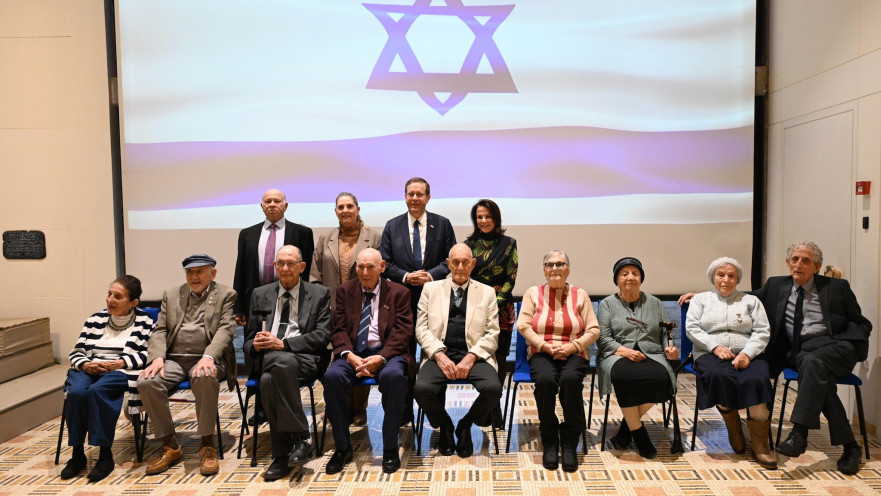 יצחק הרצוג עם ״ילדי הקינדר טרנספורט״