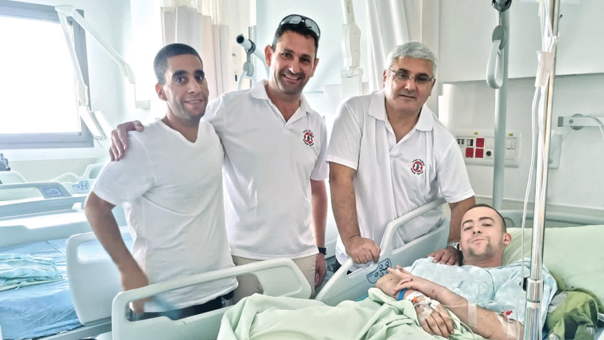 רפי פרץ (שני משמאל) בביקור פצועים