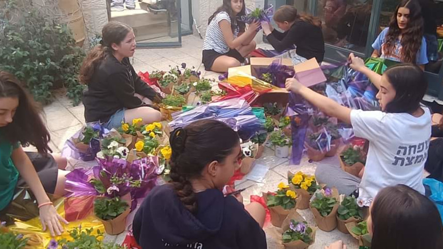 תלמידי גבעת גונן נוטעים לזכר נרצחי מתקפת ה-7 באוקטובר