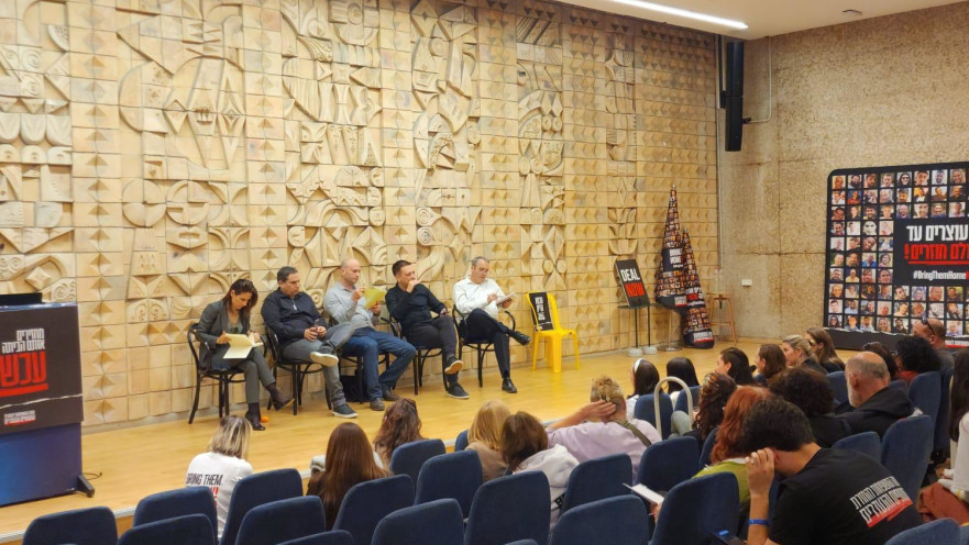 מפגש חברי כנסת עם משפחות החטופים