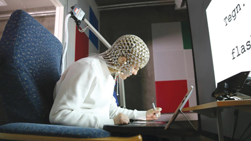 אישה מקלידה