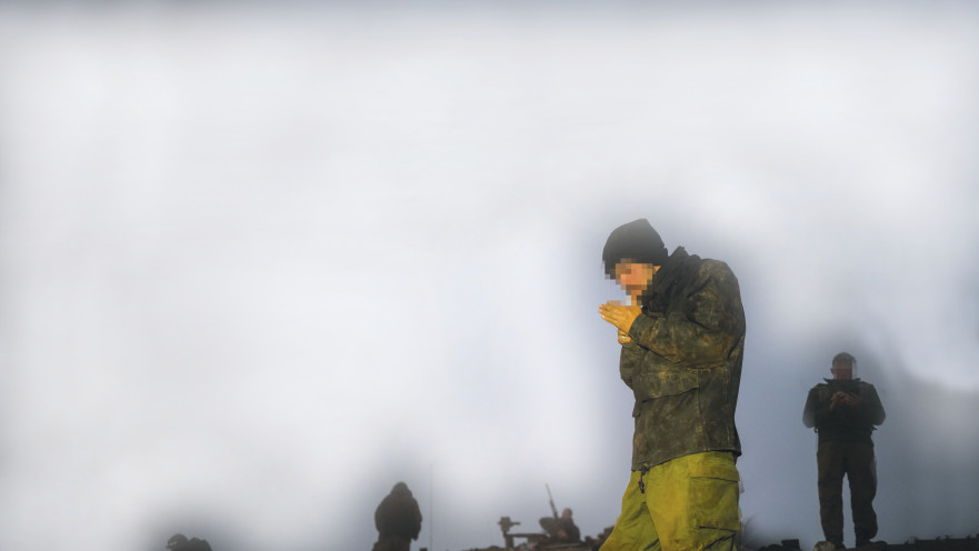 חייל מילואים מדליק סיגריה 24 בינואר 2024