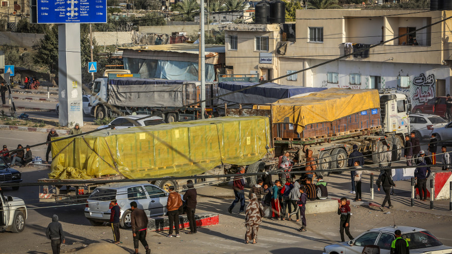 משאיות סיוע לעזה במעבר הגבול כרם שלם. 17 בינואר 2024