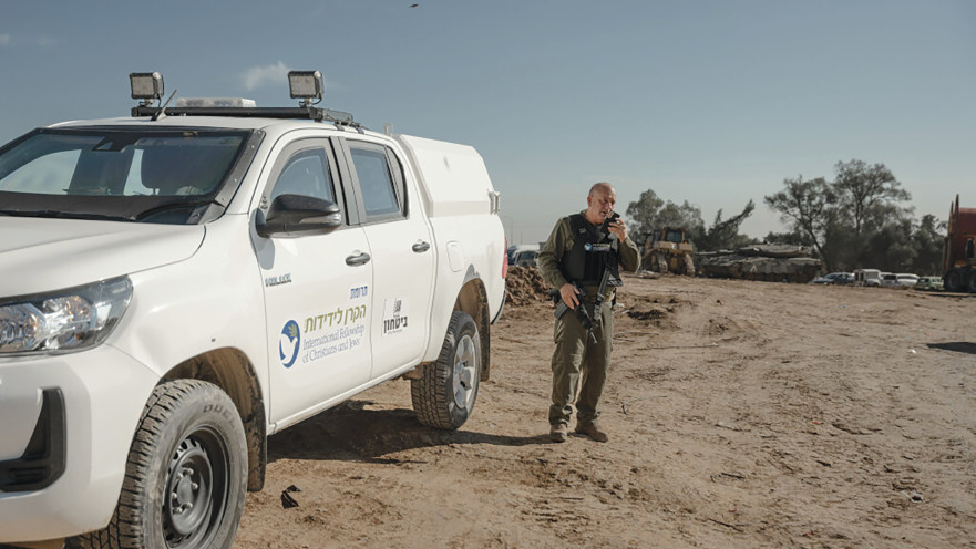קב''ט המועצה האזורית אשכול אילן איזקסון עם רכב ממוגן