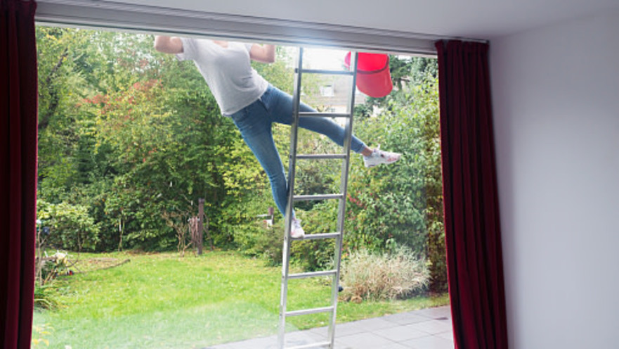 נפלה מסולם במהלך עבודה ותפוצה במאות אלפי שקלים