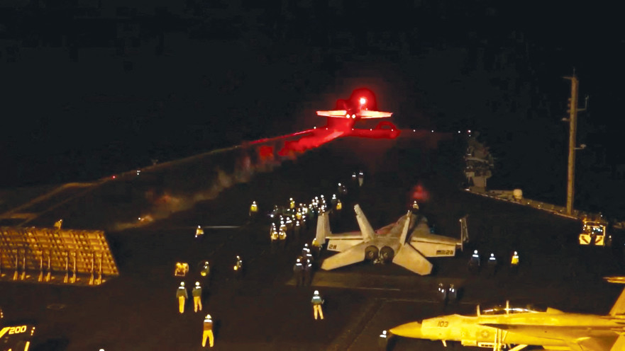 מטוס אמריקאי ממריא לים האדום