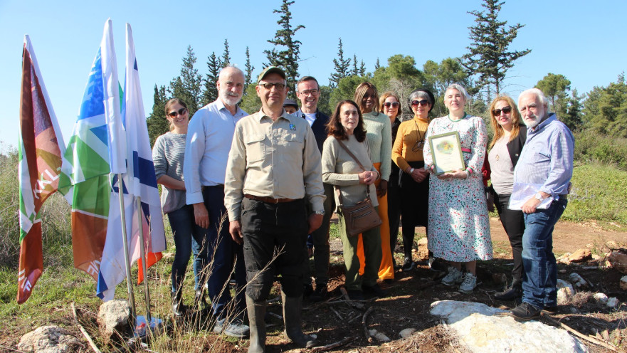 שגרירת אירלנד נוטעת עץ