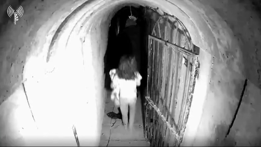 משפחתו של סינוואר נמלטת עם תחילת המלחמה