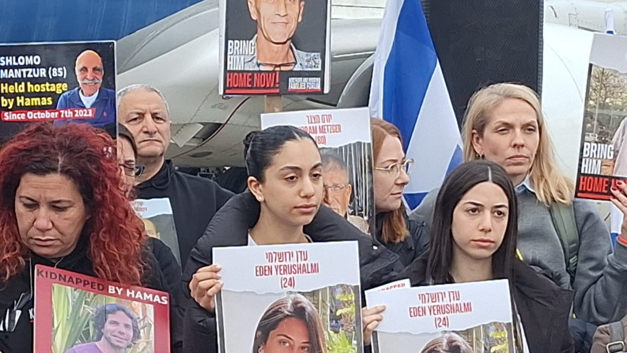 משפחות החטופים לפני צאתם להאג