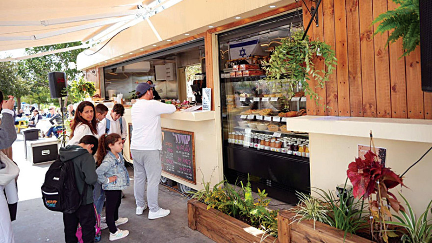 קפה ומאפה בפארק קונביץ ברמת גן 