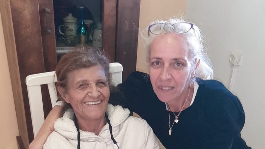 המטפלת זהבה אוחיון ביחד עם צביה אברג'ל שבנה נפל בקרב בשדרות