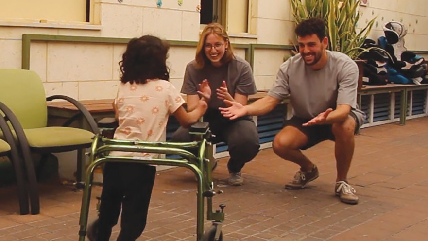 שחר כהן, שני אהרוני ודניאל (שם בדוי) עם ההליכון