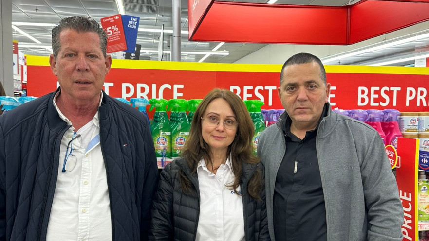 משנה למנכ"ל קרפור מיכאל לובושיץ, יו"ר ועד העובדים אייל אלי ומנהלת הסניף אנגלה אינדיקטור