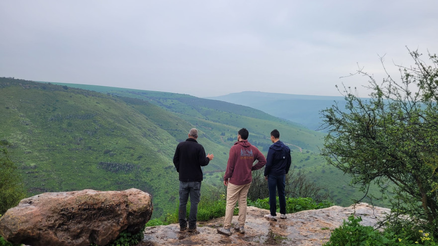מטיילים בנחל תבור