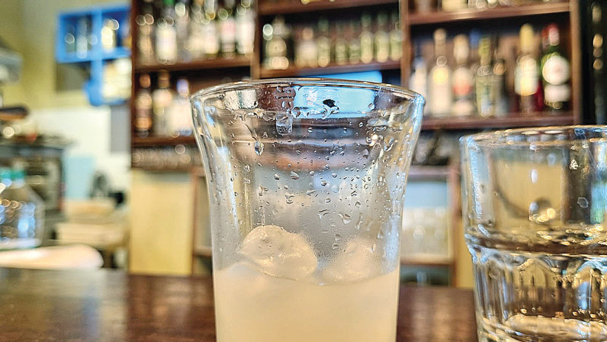 כוס משקה ב"קלמנ'ס"