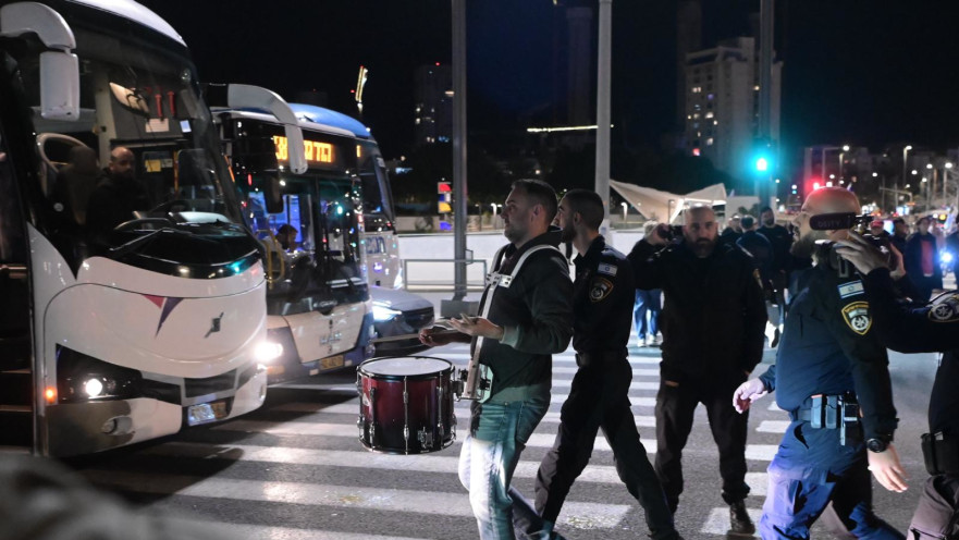 חסימות בהפגנה נגד הממשלה בתל אביב, צומת על פרשת דרכים