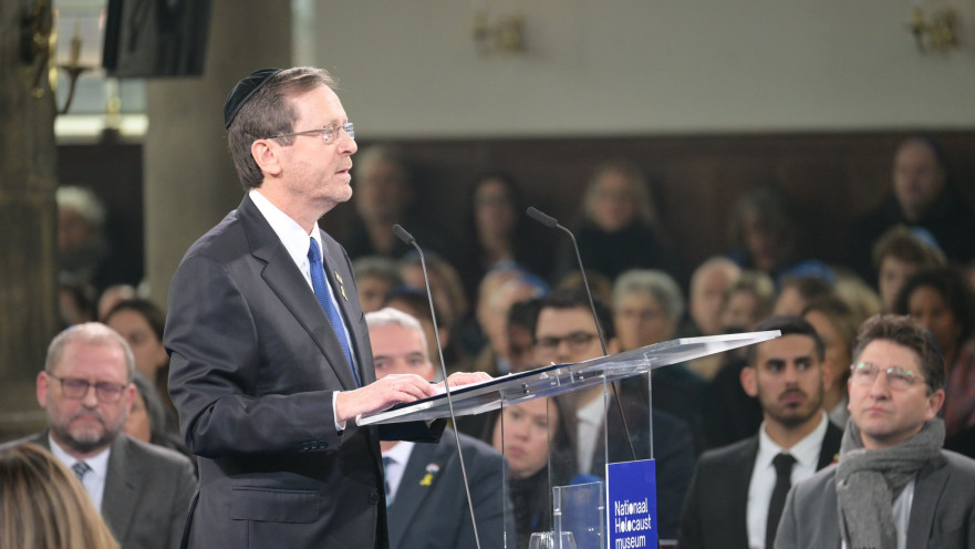 הנשיא יצחק הרצוג בחנוכת מוזיאון השואה באמסטרדם
