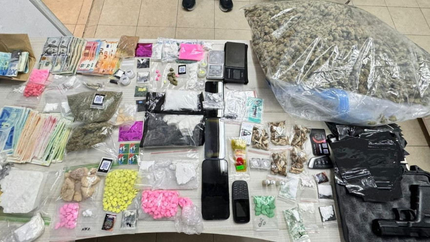 סמים, נזק וכסף שנמצא בדירה בהרצליה