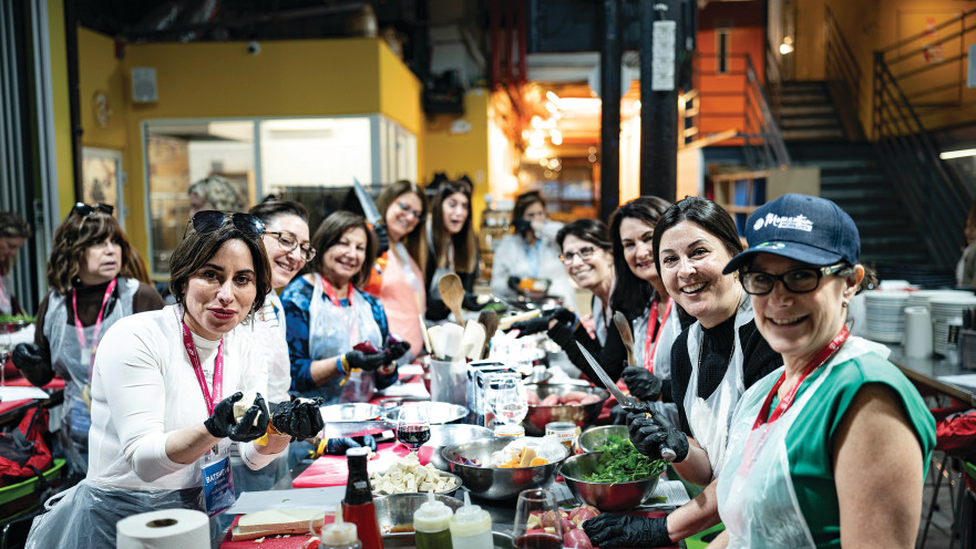 המשלחת מבשלת לחיילים