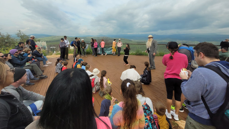 מטיילים בגנים הלאומיים
