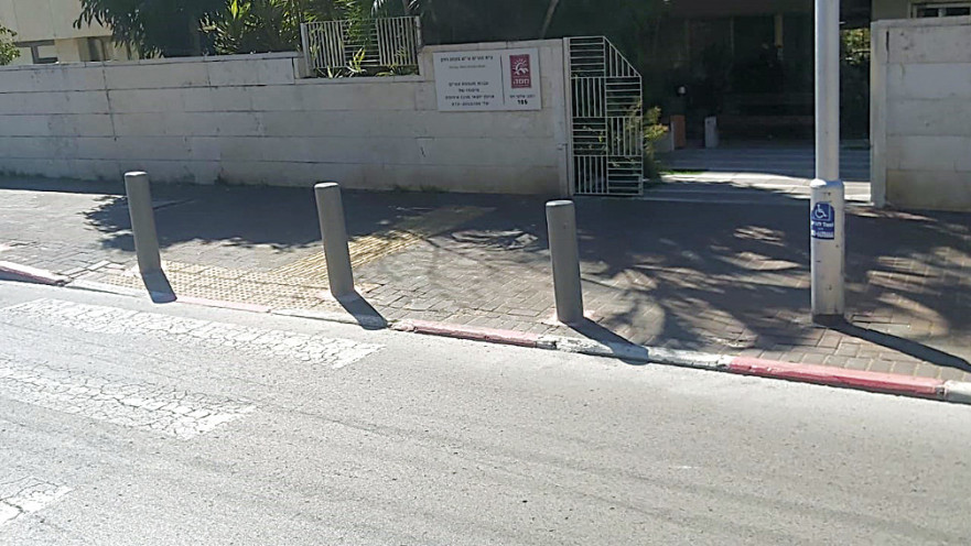 העמודונים מול בית ההורים ברמת גן. "חייבים לשמור על הבטיחות"